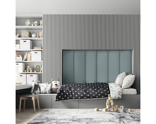 Cameră pentru copii cu pat, raft și jucării într-un design modern și luminos.