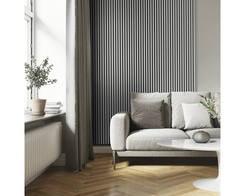 Cameră de zi cu panouri acustice pe perete, canapea și masă