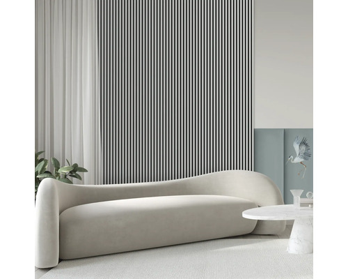 Living modern cu canapea, masă și perete cu dungi verticale