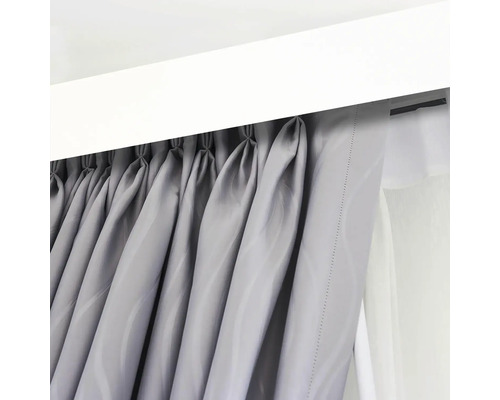 Perdea gri cu suspensie pliată pe o șină de perdea albă