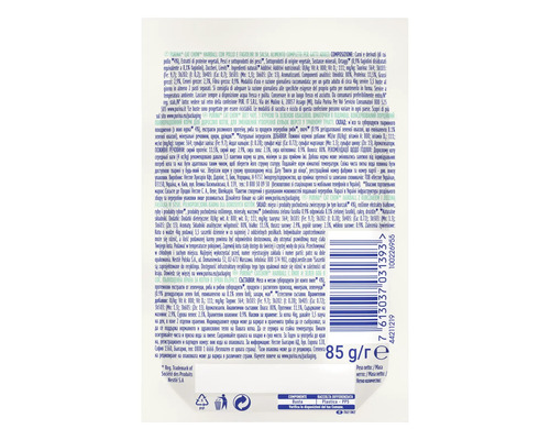 Spatele ambalajului cu hrană pentru pisici cu lista de ingrediente și informații nutriționale