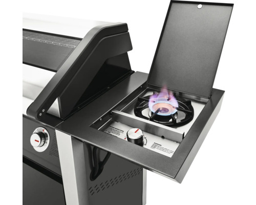 Grătar pe gaz cu arzător lateral în funcțiune