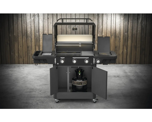 Grătar cu gaz cu uși de dulap deschise și butelie de gaz