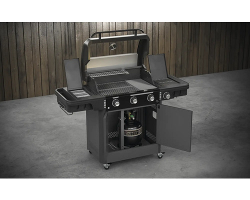 Grătar pe gaz cu ușa deschisă și butelie de gaz