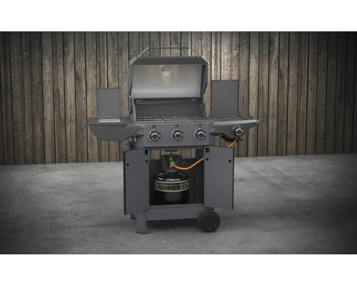 Grătar pe gaz cu capac deschis și butelie de gaz în dulapul inferior