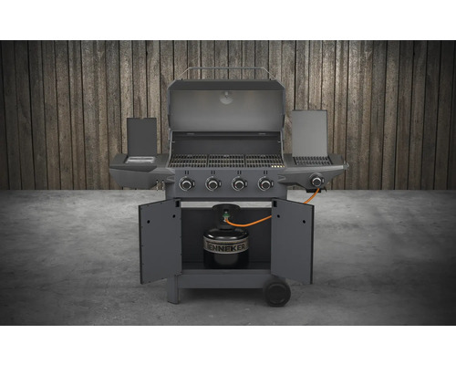 Grătar pe gaz cu capac deschis, mese laterale și o butelie de gaz în dulapul inferior