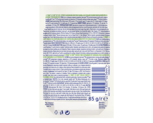 Spatele unui ambalaj de hrană pentru pisici cu lista de ingrediente