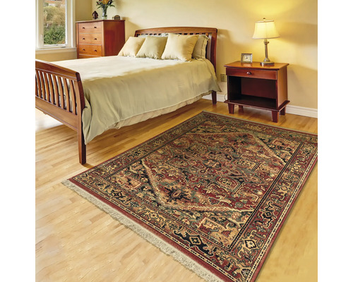 Dormitor cu pat, noptieră și covor cu model