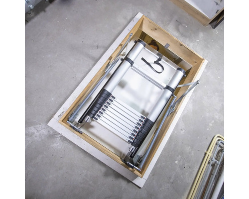 Scară de mansardă desfășurată în stare deschisă