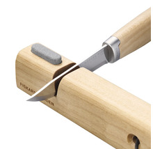Logo Fiskars. Cuțit cu ascuțitor de cuțite din lemn