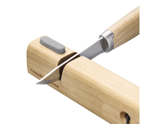 Logo Fiskars. Cuțit cu ascuțitor de cuțite din lemn
