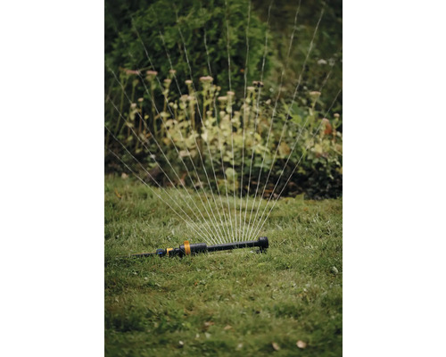 Aspersor de grădină udând gazonul