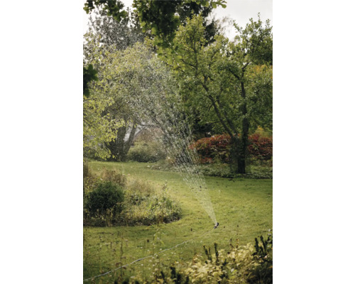 Udarea unei grădini verzi cu aspersor de gazon