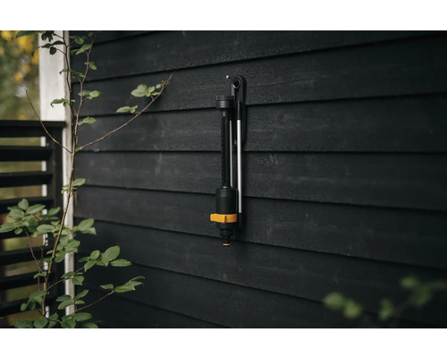 Pluviometru fixat pe un perete de lemn