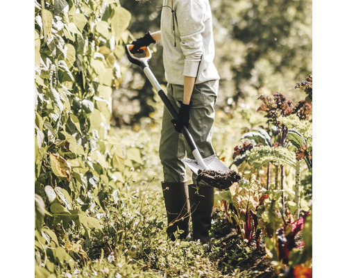 Persoană cu lopată în grădina de legume