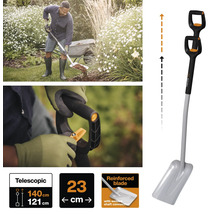 Scenă de grădină cu o lopată telescopică Fiskars, lungime de la 121 la 140 de centimetri, lățimea lamei de 23 de centimetri