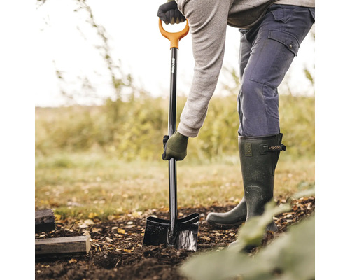 Persoană cu lopată în grădină