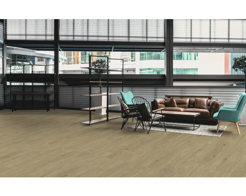 Cameră luminoasă cu podea din lemn, canapea, fotoliu și rafturi.