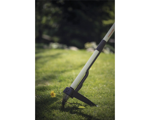 Dispozitiv Fiskars pentru scos buruieni, utilizat împotriva păpădiei din iarbă