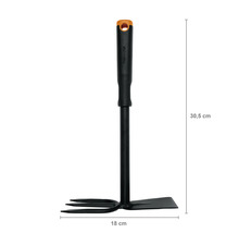 Săpăligă Fiskars pentru buruieni, cu dimensiunile de 30,5 cm înălțime și 18 cm lățime.