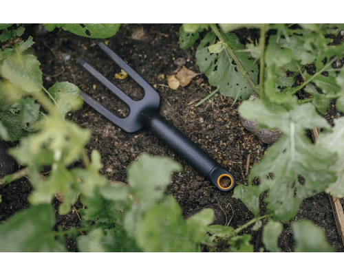 Furcă de grădinărit din metal în stratul de flori