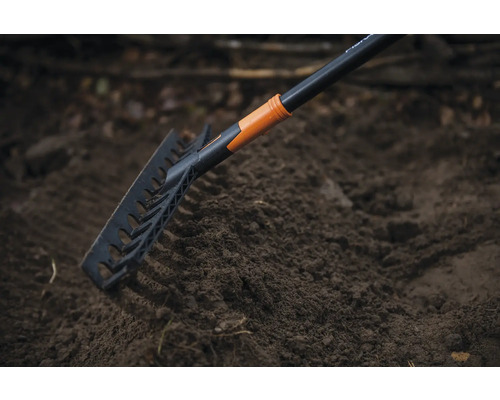 Greblă de grădină pe pământ