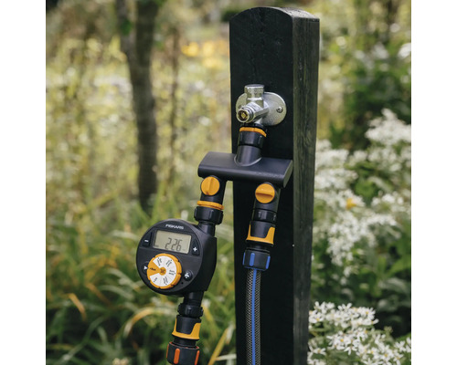 Temporizator de irigare Fiskars cu două ieșiri montat pe un robinet