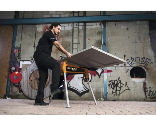 Bărbat așază ușa pe masa de montaj Batavia