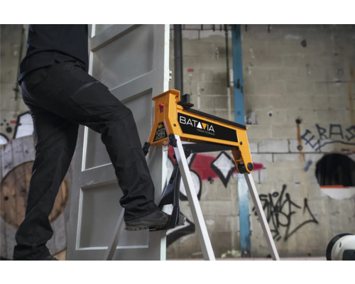 Un bărbat se urcă pe un picior de atelier Batavia cu o ușă