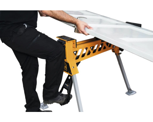 Bărbat care sprijină o ușă pe un distanțier de ușă