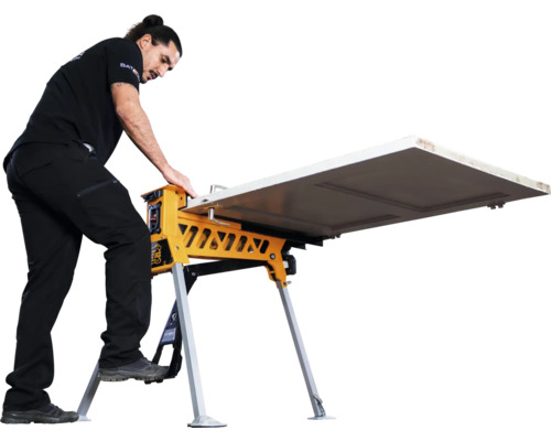 Bărbat lucrând cu o ușă pe un suport de ușă.