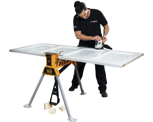 Artizan șlefuind ușa pe bancul de lucru