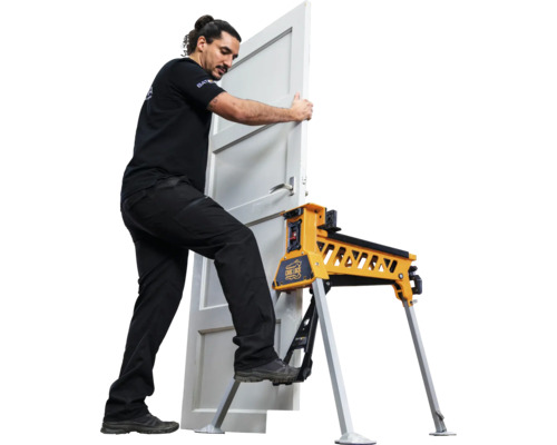 Un bărbat lucrează cu o ușă și un suport pentru ușă de la Croc Lock.