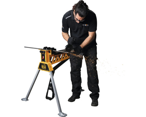 Un bărbat taie o tijă metalică cu un flex pe un banc de lucru Croc Lock