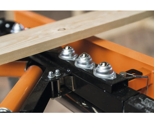 Imagine detaliată a unei benzi transportoare cu role cu rulmenți cu bile și o scândură de lemn