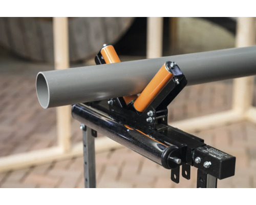 Țeavă pe suport cu role pentru lucrări de instalații