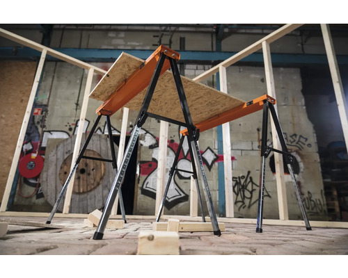 Două capre portocalii reglabile pe înălțime cu o placă de lemn deasupra