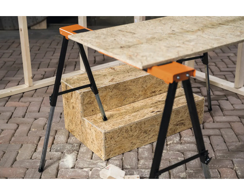 Doi capre de lucru cu o placă aglomerată ca suprafață de lucru