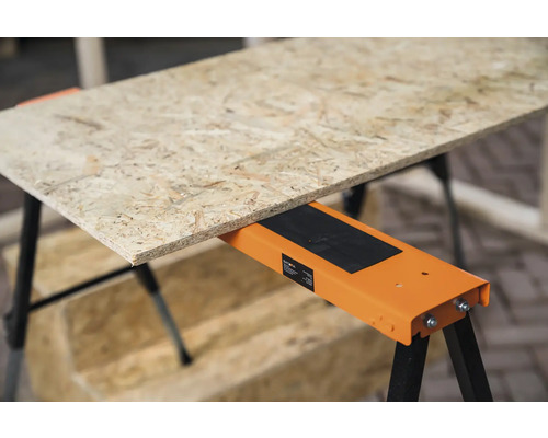 Placă aglomerată din așchii de lemn pe capră