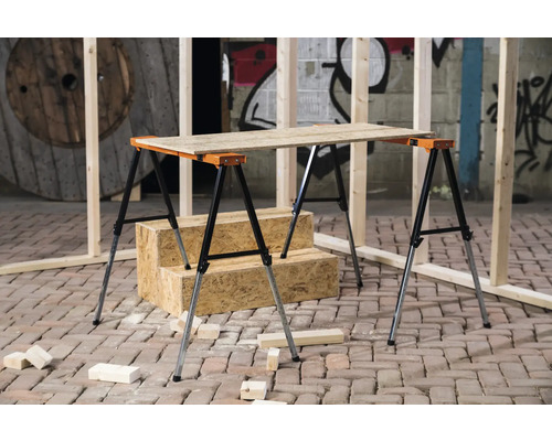 Două capre metalice reglabile, pliabile, cu o scândură de lemn deasupra