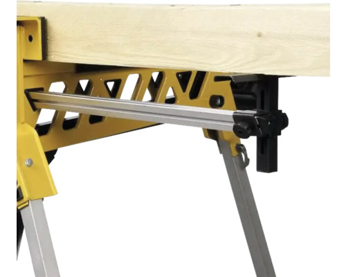 Imagine detaliată a unui banc de lucru galben și argintiu cu blat din lemn.