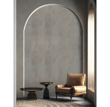 Interior cu design de perete gri, fotoliu și măsuțe laterale