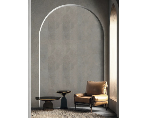 Interior cu design de perete gri, fotoliu și măsuțe laterale