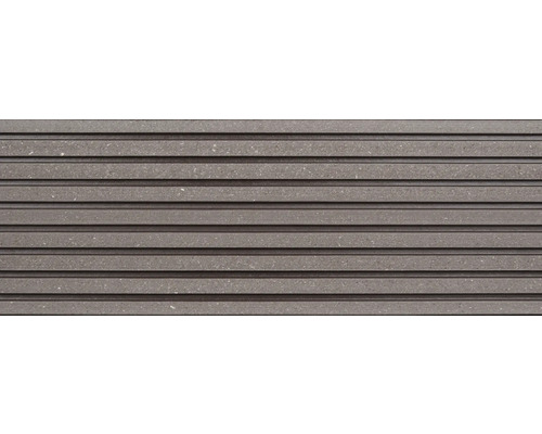 Profil WPC Konsta pentru terasă maro periat 26x145x3000 mm Prim-plan cu o placare de fațadă cu structură orizontală canelată