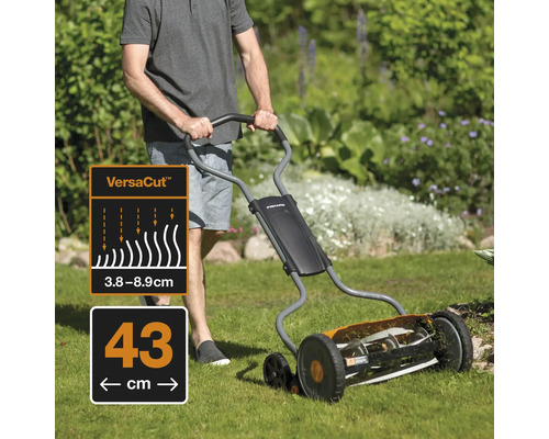 O persoană împinge o mașină de tuns iarba manuală pe un gazon. Mașina de tuns iarba are o funcție VersaCut și o lățime de tăiere de 43 de centimetri.