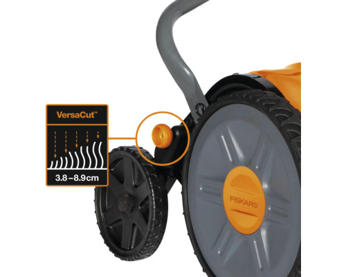 Imagine detaliată a unei mașini de tuns iarba cu funcția VersaCut pentru reglarea înălțimii de tăiere între 3.8 și 8.9 cm.