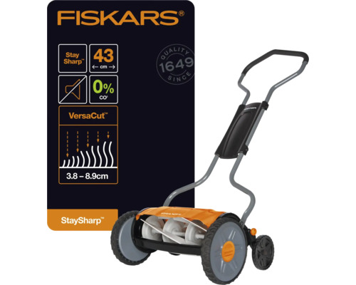 Mașină de tuns gazon elicoidală Fiskars cu o lățime de tăiere de 43 de centimetri