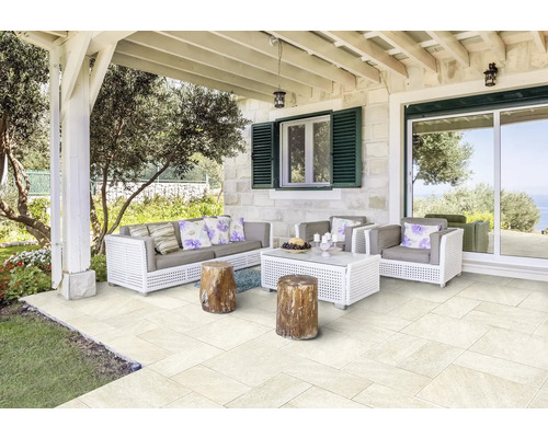 Terasa cu mobilier de grădină, gresie și spațiu exterior.