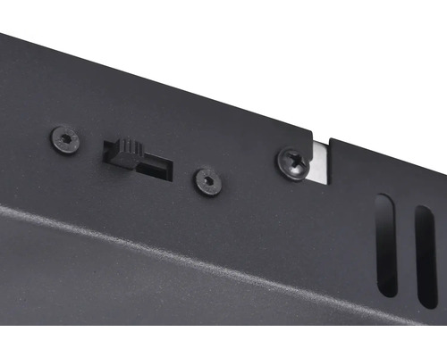 Prim-plan cu un comutator și șuruburi pe o carcasă metalică neagră.