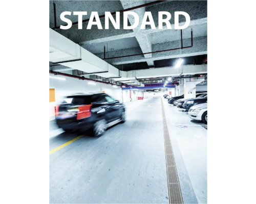 Parcare subterană cu mașină în mișcare și canal de scurgere